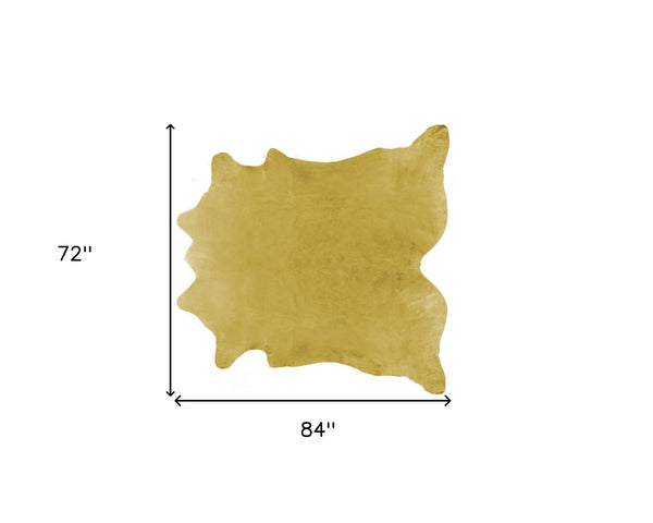 Homeroots 6' X 7' Gold Cowhide Cowhide Area Rug Honey Cowhide 332272