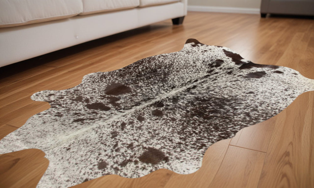 Homeroots 60" X 84" White Chocolate Cowhide  Rug  Cowhide 332275