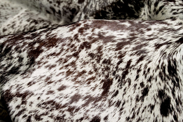 Homeroots 6' X 7' Brown And White Cowhide Handmade Area Rug White,Chocolate Cowhide 332282