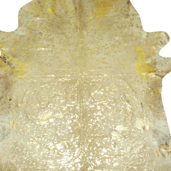 HomeRoots 5' Handmade Cowhide Area Rug - Rustic Elegance for Warmth, Unique Texture, and Style in Any Room Gold Devore 334407