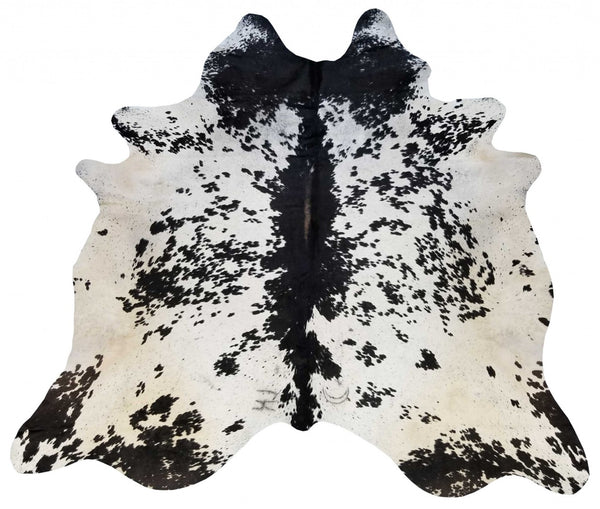 HomeRoots 5' Handmade Cowhide Area Rug - Rustic Elegance for Warmth, Unique Texture, and Style in Any Room Black and White 334415