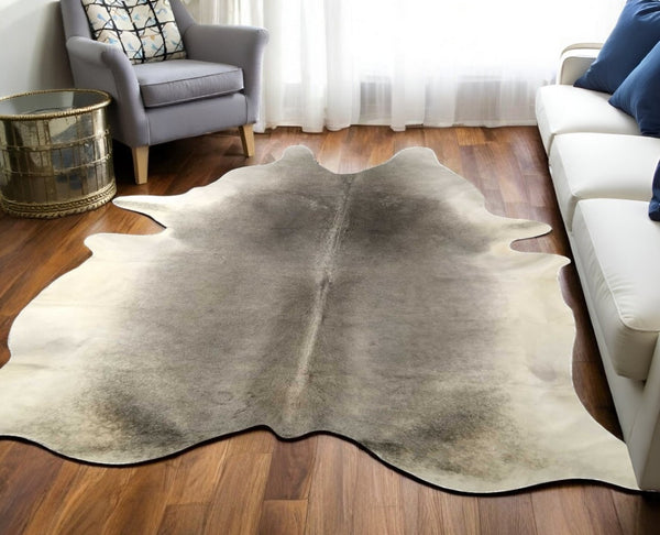 HomeRoots 5' Handmade Cowhide Area Rug - Rustic Elegance for Warmth, Unique Texture, and Style in Any Room Natural Grey 334416