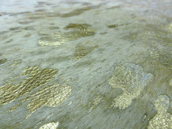 Homeroots 6.5 Ft  Gold Devore Brindled Cowhide Rug Gold Devore Cowhide 334419