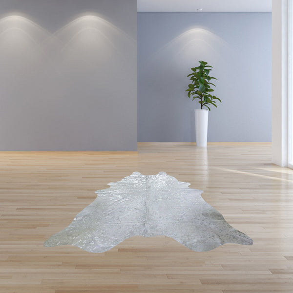 Homeroots 6.5 Ft  Silver Devore Brindled Cowhide Rug Silver Devore Cowhide 334420