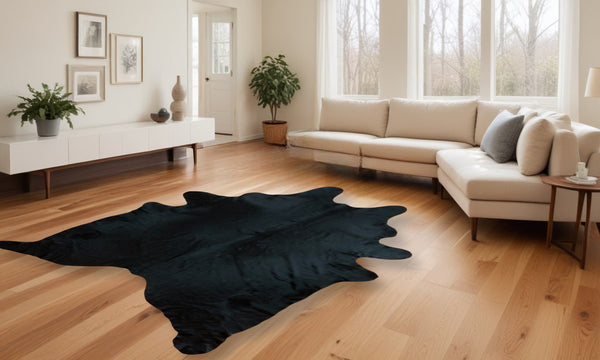 Homeroots 6' X 7' Black Cowhide Handmade Area Rug Natural Cowhide 334422