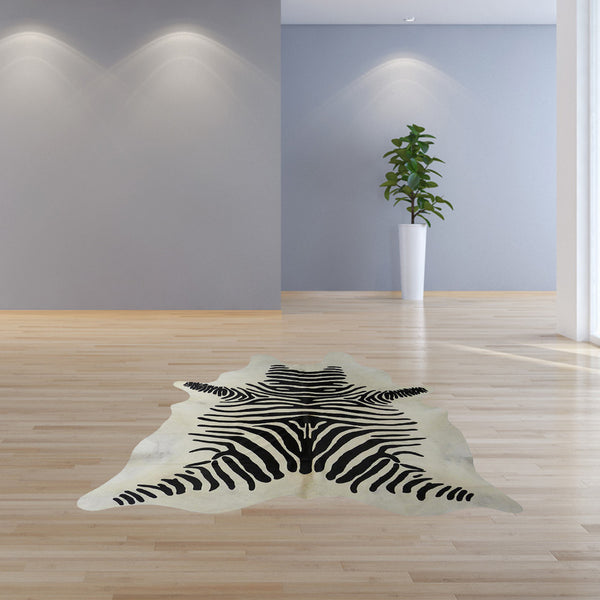 Homeroots 6 Ft Black And White Stenciled Cowhide Rug Black And White Cowhide 334430