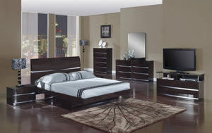 HomeRoots Four Piece Solid Wood Bedroom Set with Mirror - Elegant Brown Finish, Modern Design & Ample Storage 343926