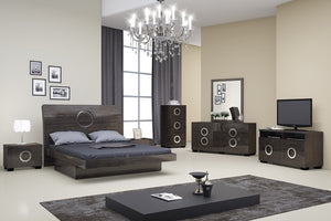 HomeRoots Four Piece Gray Solid Wood Bedroom Set - Modern Design with Mirror, Ample Storage & Durability 343929