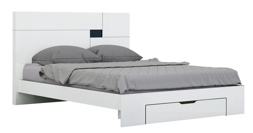Homeroots Solid Wood Queen White Bed White Solid Manufactured Wood 343935