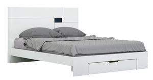 Homeroots Solid Wood Queen White Bed White Solid Manufactured Wood 343935