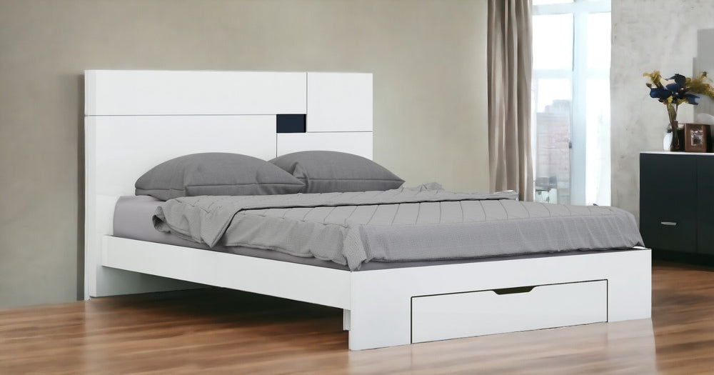 Homeroots Solid Wood Queen White Bed White Solid Manufactured Wood 343935