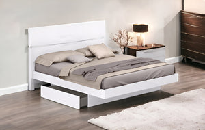Homeroots 80'" X 60'"  X 42.5'" Modern Queen White High Gloss Bed White Solid Manufactured Wood 343938