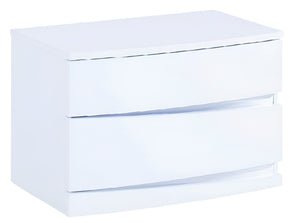 HomeRoots Four Piece White Bedroom Set with Mirror - Modern Solid & Manufactured Wood for Stylish Storage 343943