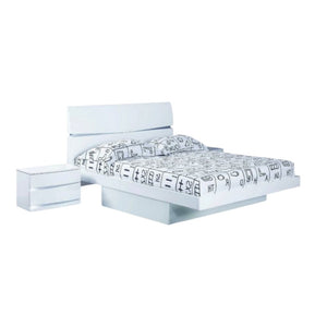 HomeRoots Four Piece White Bedroom Set with Mirror - Modern Solid & Manufactured Wood for Stylish Storage 343943