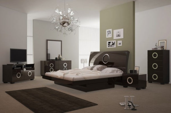 HomeRoots Four-Piece Solid Wood Bedroom Set with Mirror – Modern Brown Finish for Timeless Style & Storage 343983