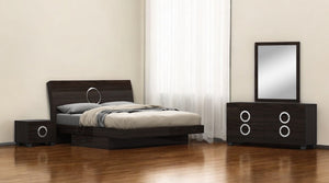 HomeRoots Four-Piece Solid Wood Bedroom Set with Mirror – Modern Brown Finish for Timeless Style & Storage 343983