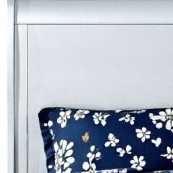 HomeRoots King Silver Sleigh Bed - Elegant Design for Timeless Sophistication and Luxurious Comfort in Bedrooms Twin 347115