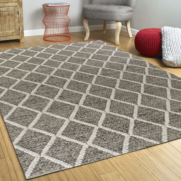 Homeroots 5' X 7' Dark Gray And Ivory Wool Diamond Hand Woven Berber Area Rug  Wool 349795