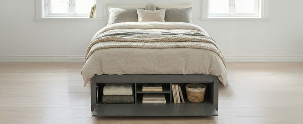 English Elm Queen Platform Storage Bed with Hydraulic Lift Footboard and Four Drawers Antique Finish Gray LP000139AAE