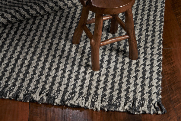 Homeroots 8' X 10' Grey Hand Woven Houndstooth Indoor Area Rug  Wool 350145