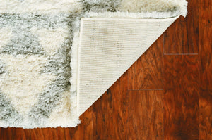 HomeRoots 5' Ivory and Gray Geometric Area Rug - Modern, Durable, Stain-Resistant Design for High-Traffic Spaces 5' X 8' 352489