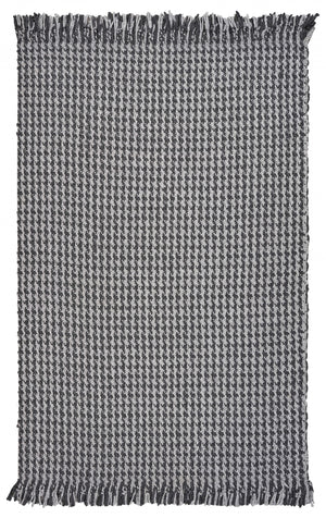 Homeroots 5' X 8' Grey Hand Woven Houndstooth Indoor Area Rug  Wool 353054