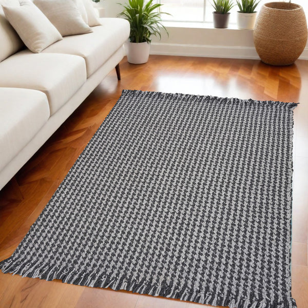Homeroots 5' X 8' Grey Hand Woven Houndstooth Indoor Area Rug  Wool 353054
