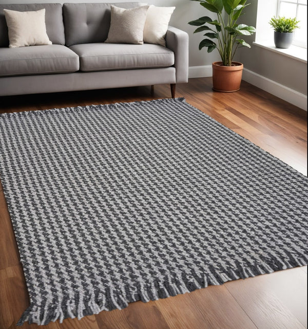 HomeRoots 8' Hand-Woven Wool Houndstooth Area Rug in Gray & Light Gray with Timeless Fringe for Stylish Decor 5' X 8' 353054