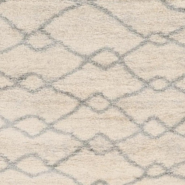 HomeRoots 5' Elegant Ivory and Gray Chain Area Rug - Durable, Stain-Resistant Design for Modern Spaces 4' X 6' 353906