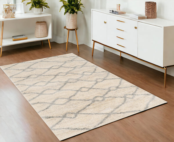 Homeroots 4' X 6' Ivory Grey Machine Woven Chain Link Indoor Area Rug  Polypropylene 353906