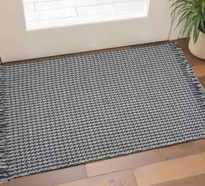 HomeRoots 8' Hand-Woven Wool Houndstooth Area Rug in Gray & Light Gray with Timeless Fringe for Stylish Decor 3' X 5' 354078