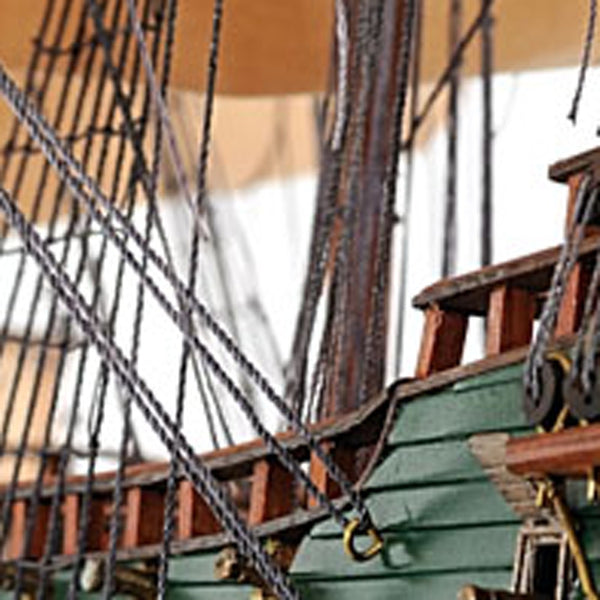 Homeroots 9.5" X 28.5" X 26" Mediumfriesland  Solid Wood 364386