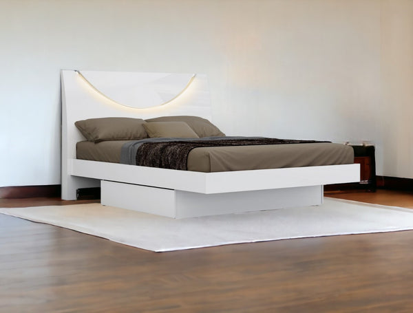 Homeroots Solid Wood King White Bed  Solid Manufactured Wood 366256