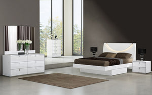 HomeRoots Four-Piece White Bedroom Set - Modern Solid Wood Bed, Nightstand, Dresser & Mirror for Storage 366261