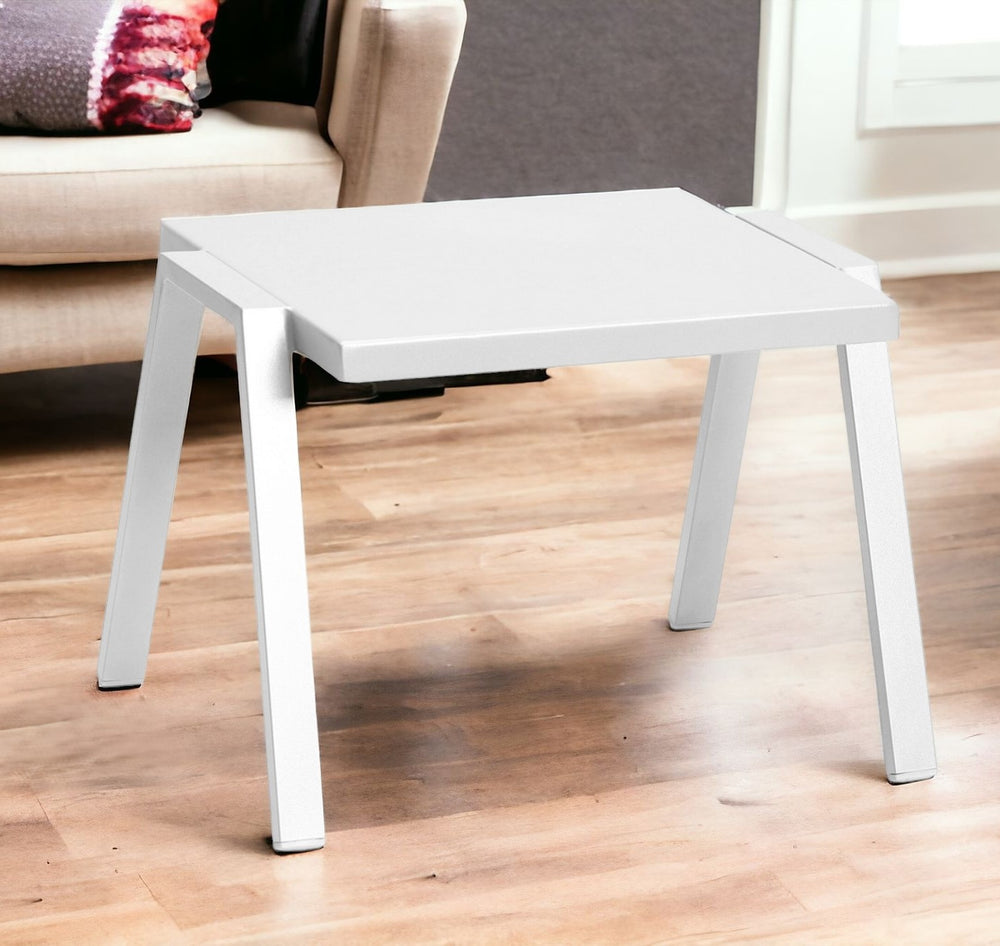 Homeroots 16" White Aluminum End Table   372272