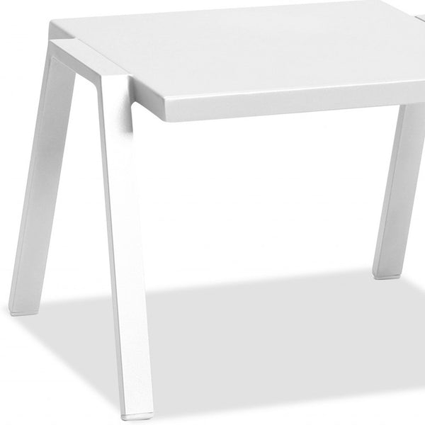Homeroots 16" White Aluminum End Table   372272