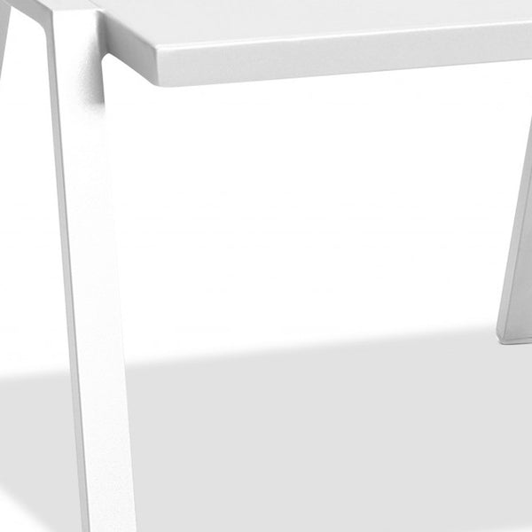 Homeroots 16" White Aluminum End Table   372272