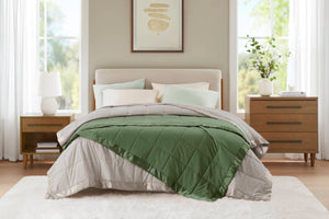 English Elm 1 Lightweight Down Alternative Twin Blanket with Satin Trim, Microfiber Cover, 13oz Filling, Quilted Green 14.96 L x 6.5 W x 6.5 H B035P319514