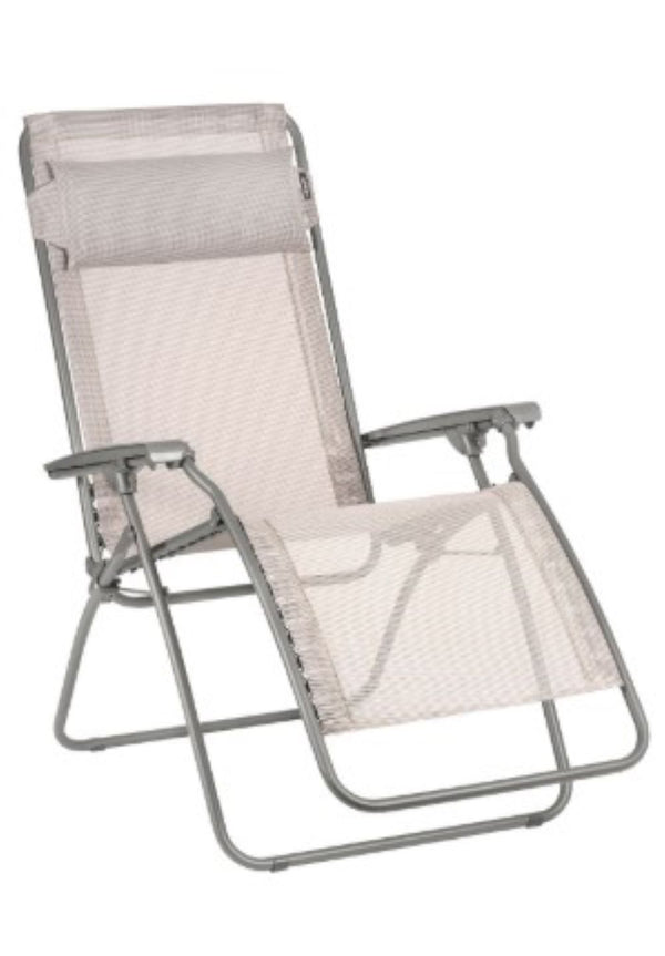 Homeroots 27" Ivory Steel Outdoor Zero Gravity Chair With Ivory Cushion Magnolia Metal 373475
