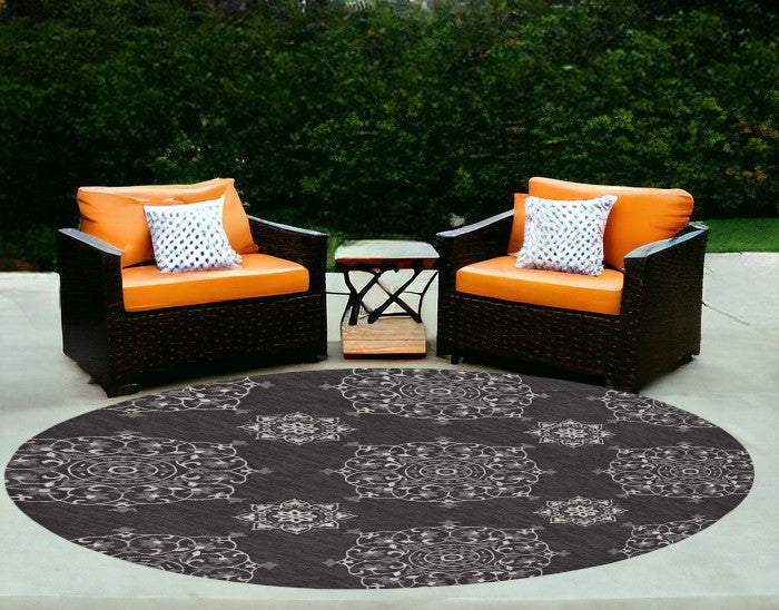 Homeroots 8' Round Charcoal Round Floral Handmade Indoor Outdoor Area Rug  Polypropylene 374705