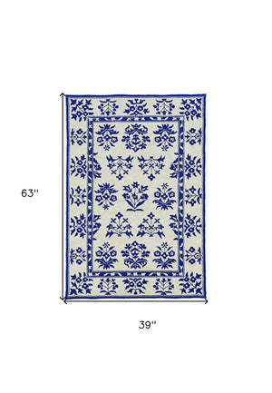 HomeRoots 3' Blue Floral Area Rug - Durable Indoor Outdoor Design with Timeless Hooked Motif for Any Space 3' x 5' 374708