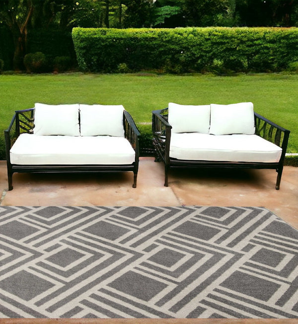 HomeRoots 5' Gray Geometric Area Rug - Stylish, Durable Design for Indoor and Outdoor Spaces, Easy Care! 7' x 10' 375002