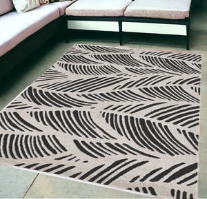 HomeRoots 5' Black and White Abstract Area Rug - Stylish Indoor/Outdoor Decorative Accent for High-Traffic Spaces 5' x 8' 375010