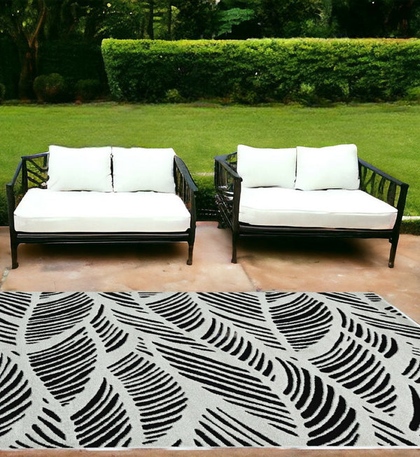 HomeRoots 5' Black and White Abstract Area Rug - Stylish Indoor/Outdoor Decorative Accent for High-Traffic Spaces 7' x 10' 375011