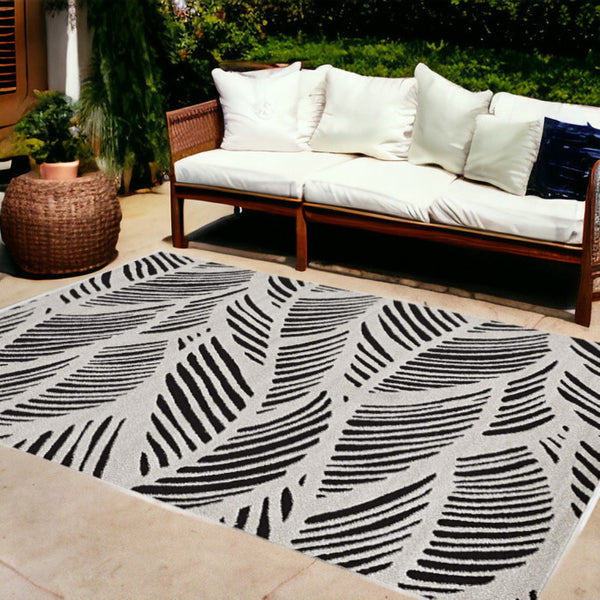 HomeRoots 5' Black and White Abstract Area Rug - Stylish Indoor/Outdoor Decorative Accent for High-Traffic Spaces 8' x 11' 375012