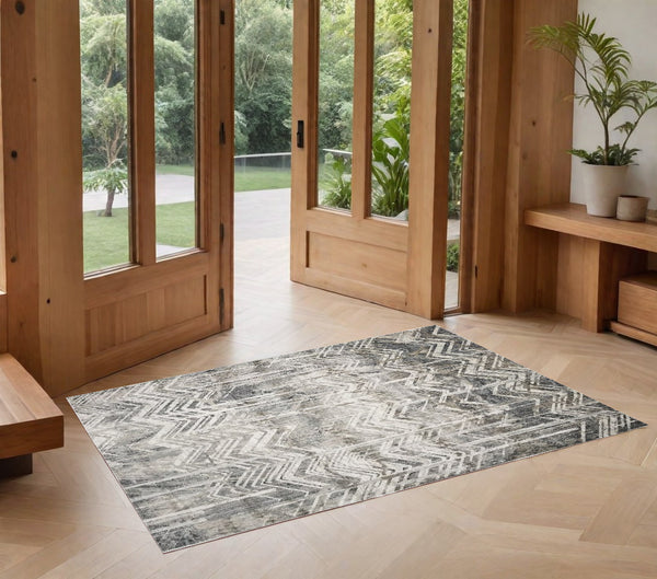 Homeroots 3' X 5' Gray Chevron Area Rug  Polyester 375126