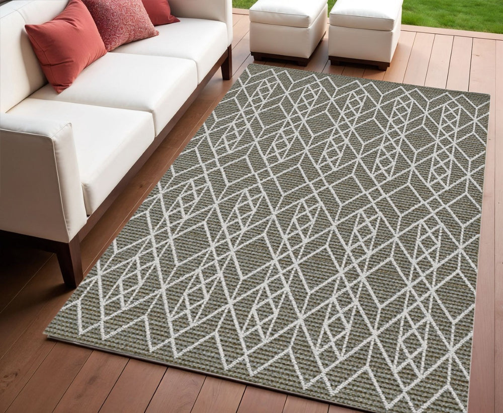 HomeRoots 4' Gray Southwestern Indoor/Outdoor Area Rug - Stylish, Durable, and Low-Maintenance for Any Space 4' x 6' 375553