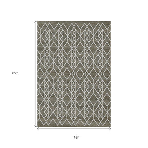 HomeRoots 4' Gray Southwestern Indoor/Outdoor Area Rug - Stylish, Durable, and Low-Maintenance for Any Space 4' x 6' 375553