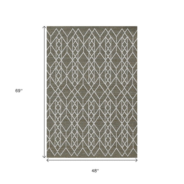 HomeRoots 4' Gray Southwestern Indoor/Outdoor Area Rug - Stylish, Durable, and Low-Maintenance for Any Space 4' x 6' 375553