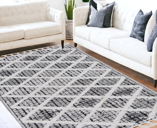 Homeroots 5' X 8' Charcoal Geometric Area Rug  Polyester 375667